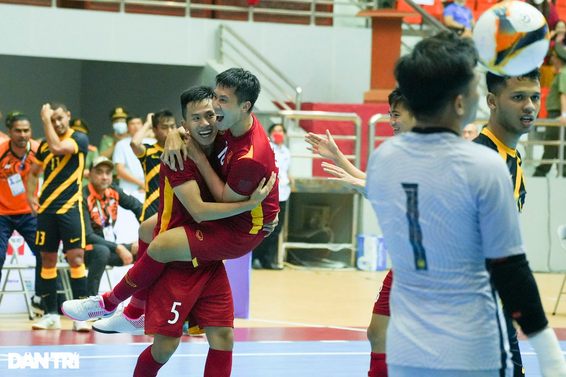 Futsal Việt Nam dễ dàng đánh bại Malaysia 7-1 để lên ngôi đầu bảng - 5