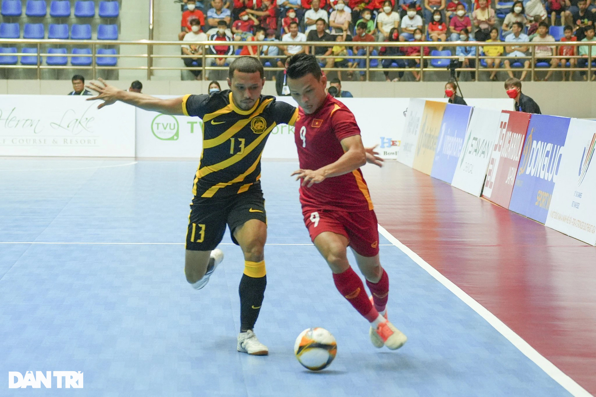 Futsal Việt Nam dễ dàng đánh bại Malaysia 7-1 để lên ngôi đầu bảng - 1