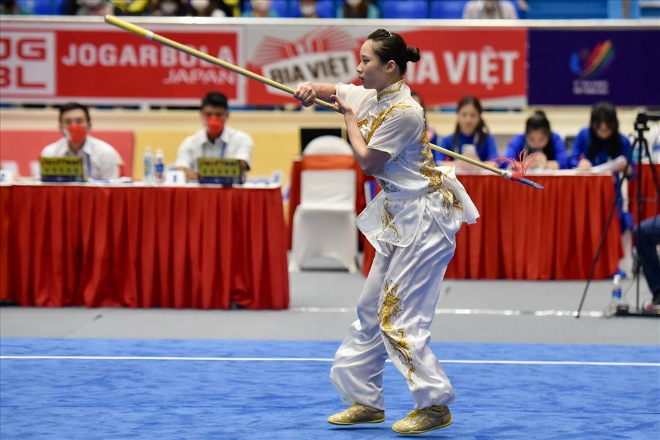 Dương Thúy Vi nhận được sự cổ vũ lớn lao từ khán giả có mặt tại nhà thi đấu quận Cầu Giấy. Cô cũng đã giải tỏa phần nào áp lực khi đã giành huy chương vàng kiếm thuật nữ trước đó 1 ngày.