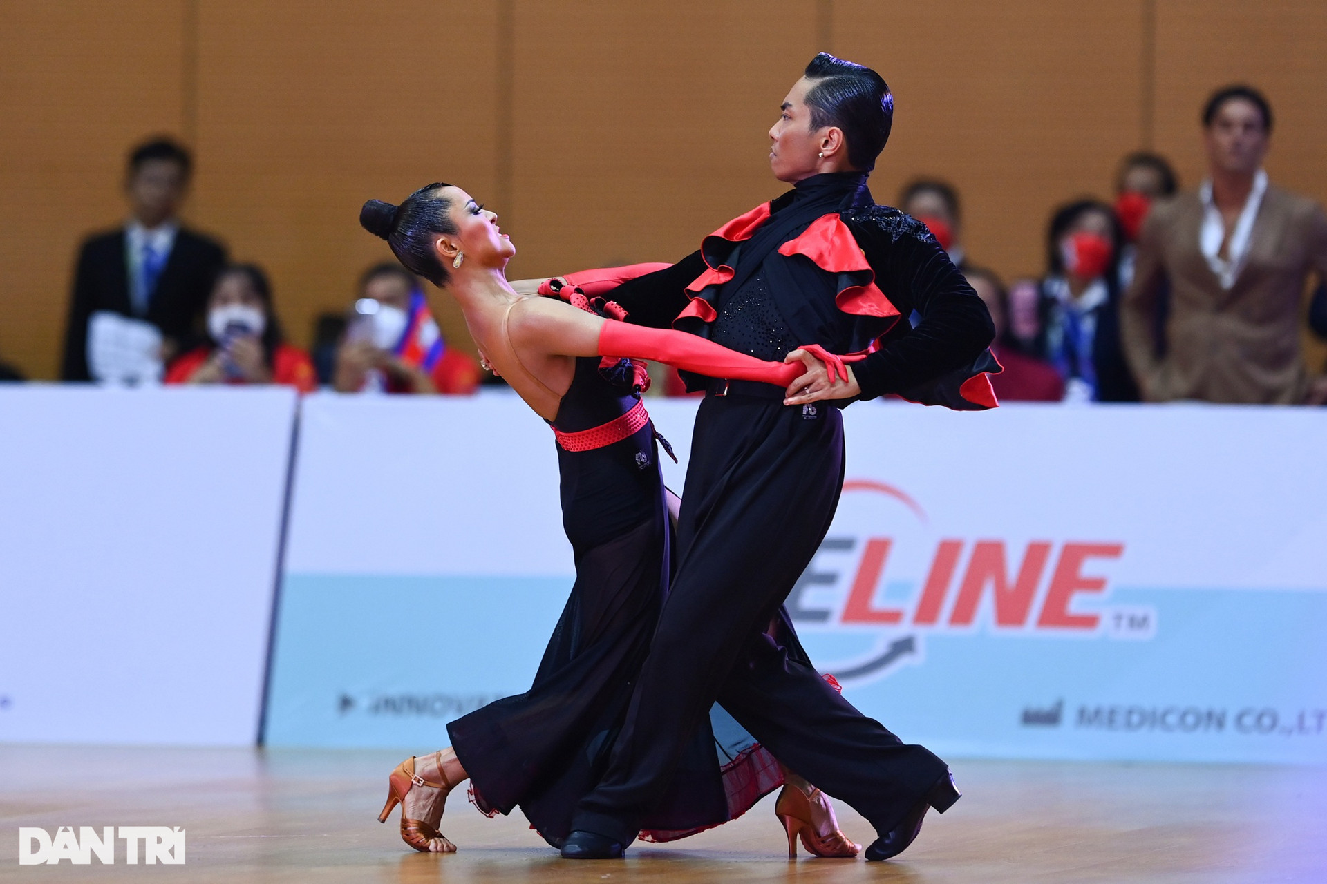 Ngắm màn khiêu vũ bốc lửa của 2 đôi VĐV Việt Nam giành 5 HCV Dance Sport - 1