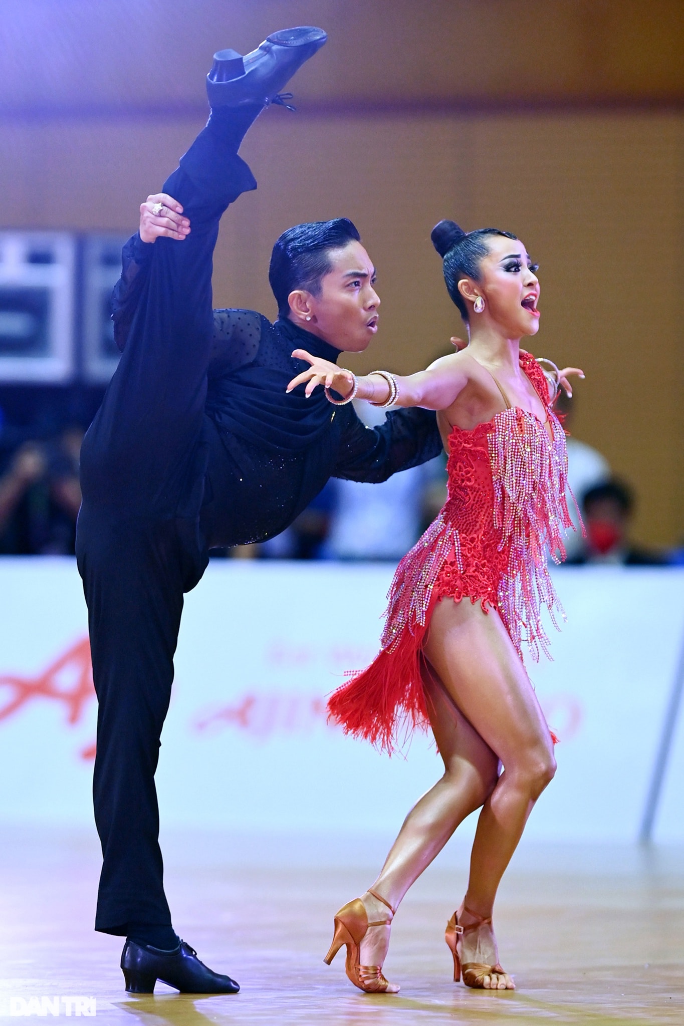 Ngắm màn khiêu vũ bốc lửa của 2 đôi VĐV Việt Nam giành 5 HCV Dance Sport - 8 Ngắm màn khiêu vũ bốc lửa của 2 đôi VĐV Việt Nam giành 5 HCV Dance Sport - 8