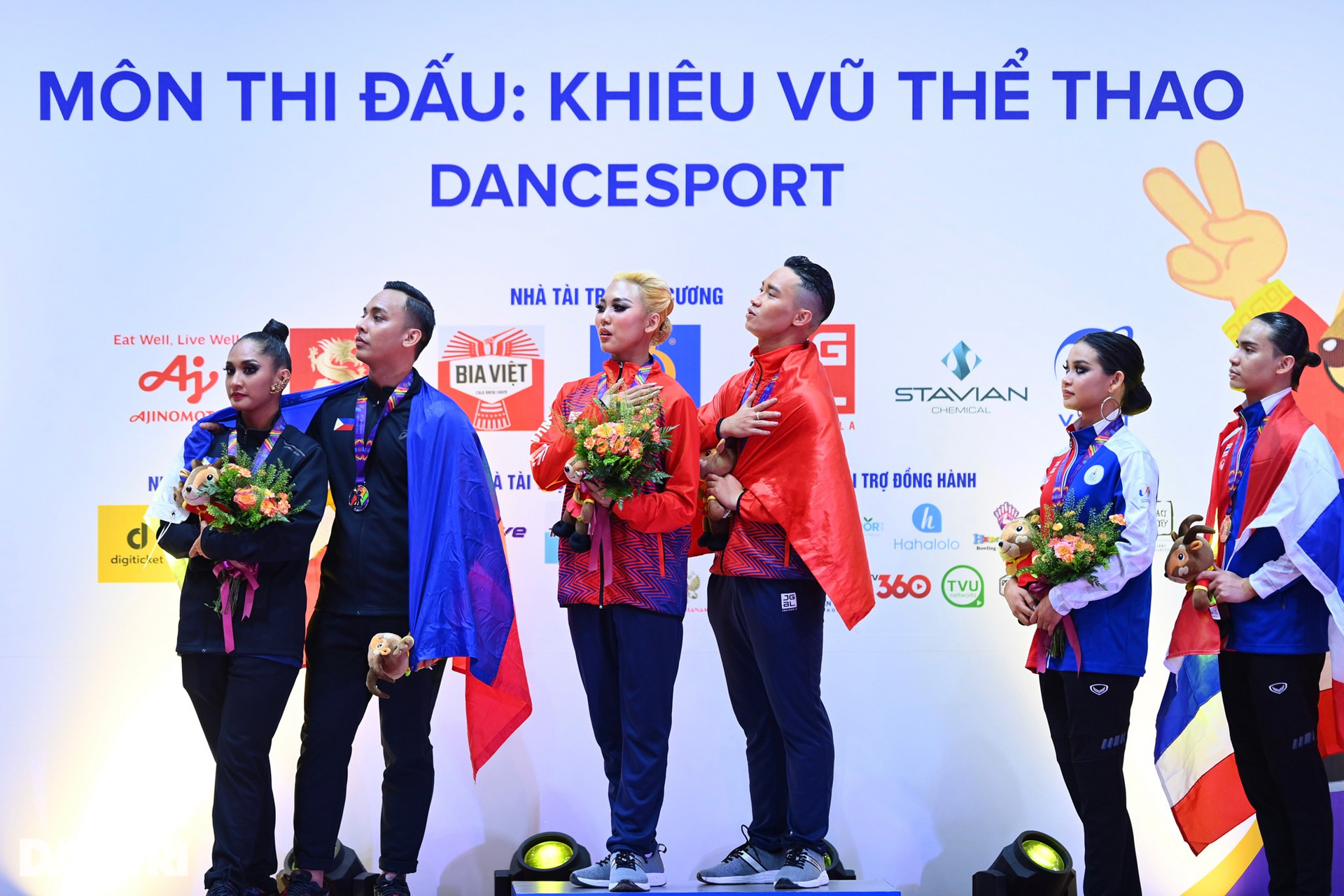 Ngắm màn khiêu vũ bốc lửa của 2 đôi VĐV Việt Nam giành 5 HCV Dance Sport - 21
