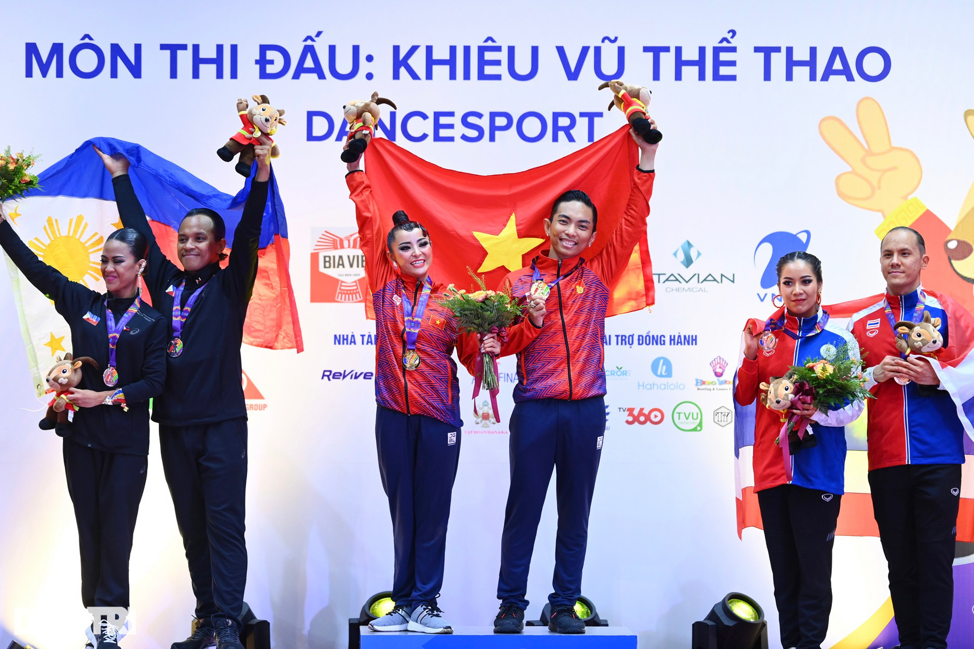 Ngắm màn khiêu vũ bốc lửa của 2 đôi VĐV Việt Nam giành 5 HCV Dance Sport - 22