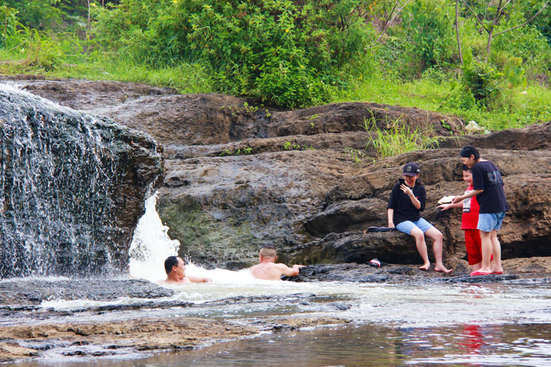 Du khách thỏa thích đắm mình trong dòng nước mát lạnh tại thác Lộn Xộn