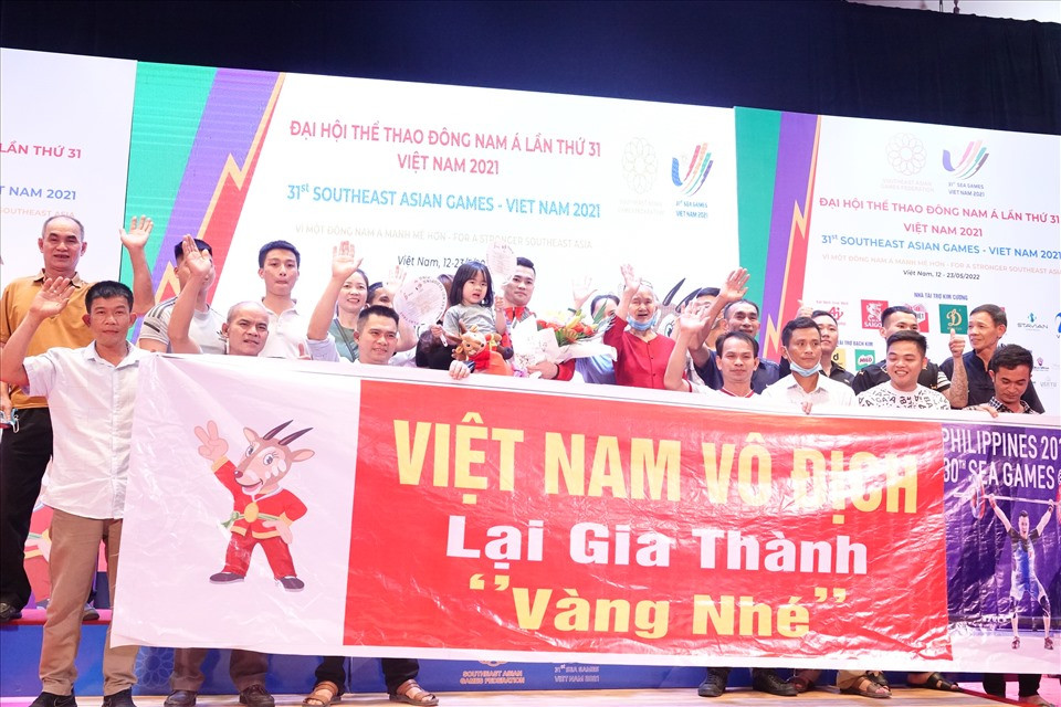 Gia đình của Lại Gia Thành tại Quế Võ, Bắc Ninh đã thuê xe, mang theo tấm băng rôn lớn để cổ vũ anh thi đấu tại SEA Games trên sân nhà. Sự động viên của gia đình, người thân là động lực để đô cử sinh năm 1998 lập nên kù tích.