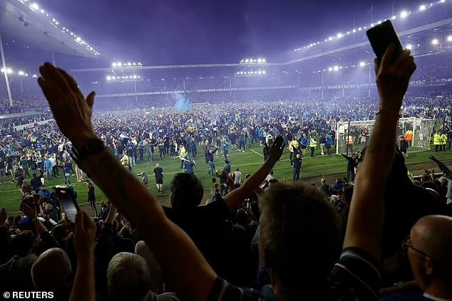 Trụ hạng thành công, CĐV Everton tràn xuống sân ăn mừng như nhà vô địch - 8