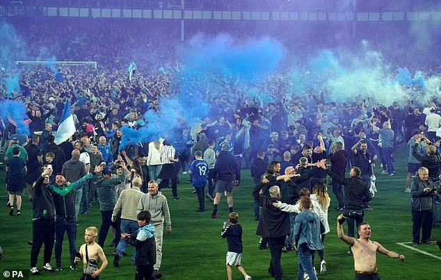 Trụ hạng thành công, CĐV Everton tràn xuống sân ăn mừng như nhà vô địch - 12