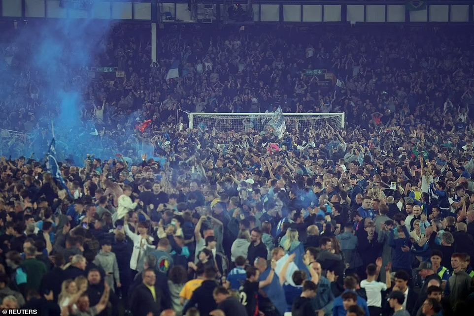 Trụ hạng thành công, CĐV Everton tràn xuống sân ăn mừng như nhà vô địch - 9