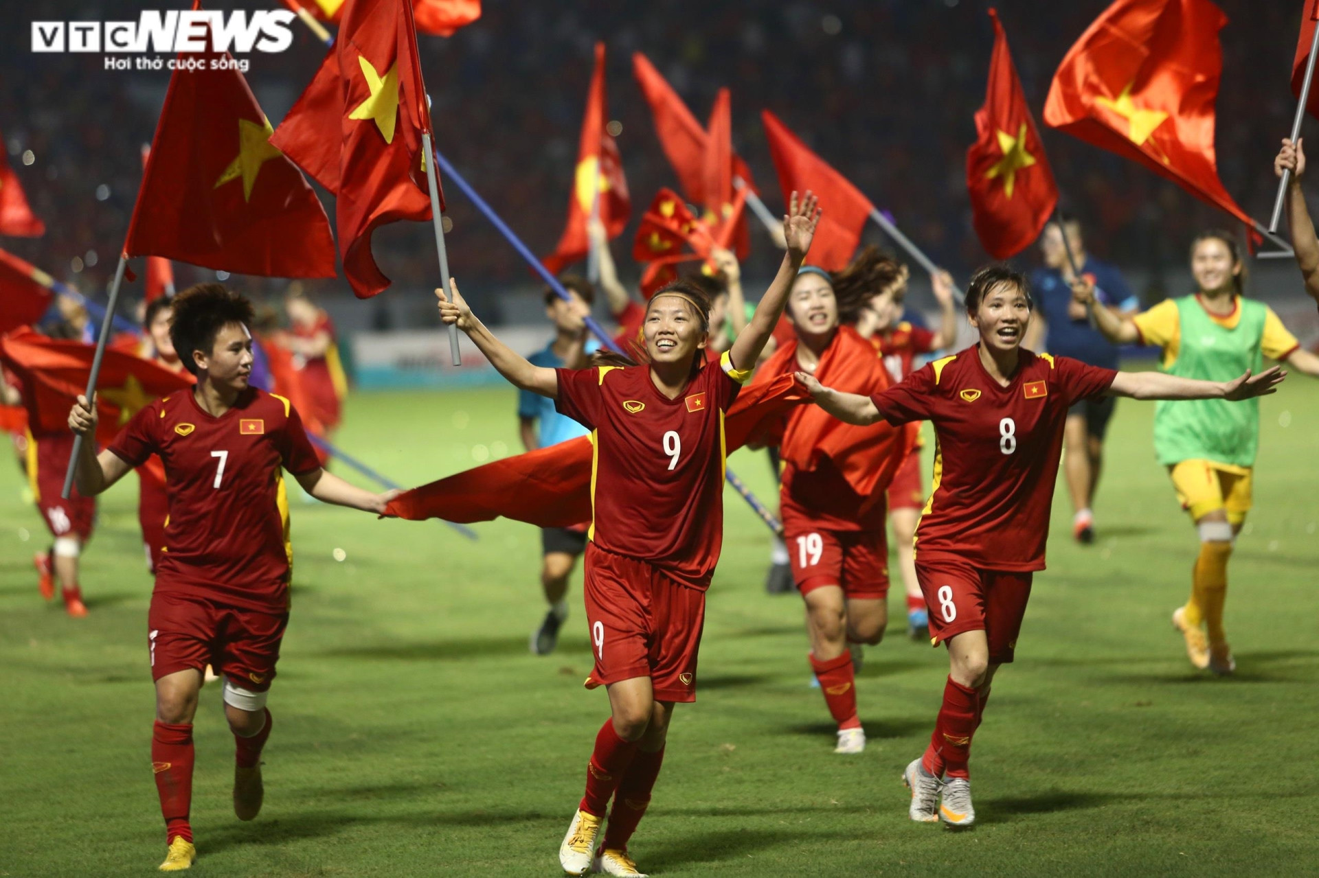 Rơi nước mắt tự hào khi tuyển nữ Việt Nam phất cờ Tổ quốc mừng HCV SEA Games 31 - 2
