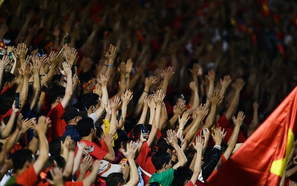 Hàng nghìn cánh tay giơ lên tạo lên những tiếng pháo vang dội cổ vũ cho đội tuyển bóng đá nữ Việt Nam
