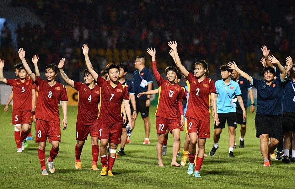 Đội tuyển Bóng đá nữ Việt Nam vẫy tay chào khán giả