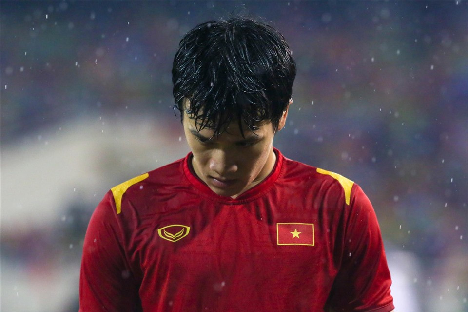 U23 Việt Nam khởi động trong thời tiết xấu, mưa trên sân Mỹ Đình ngày càng nặng hạt. Ảnh Thanh Vũ