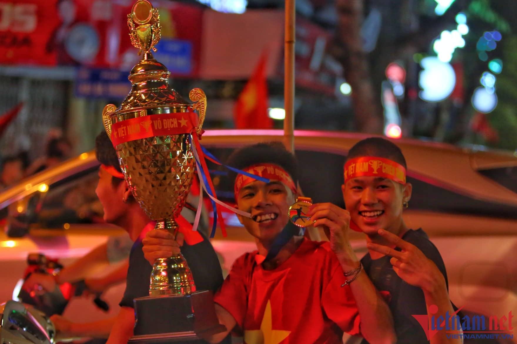 21h, tại ngã tư Hai Bà Trưng - Hàng Bài (Hoàn Kiếm) đã có mưa nặng hạt nhưng hàng ngàn người đang đổ ra đường ăn mừng chến thắng