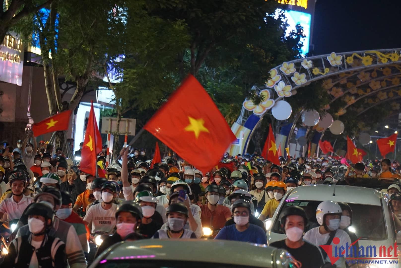 Sau chiến thắng của U23 Việt Nam, hàng ngàn người dân Đà Nẵng mang theo cờ Tổ quốc đổ xuống các tuyến đường trung tâm thành phố như Nguyễn Văn Linh, Lê Duẩn, Điện Biên Phủ... ăn mừng, hô vang