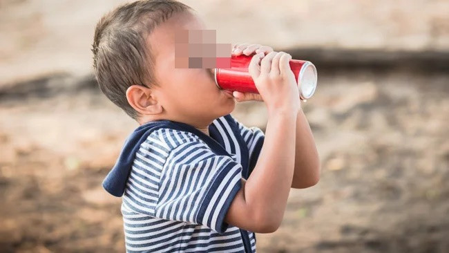 Trẻ dưới 4 tuổi uống loại nước này thường xuyên dễ dậy thì sớm thế nhưng tủ lạnh nhà nào cũng có-1
