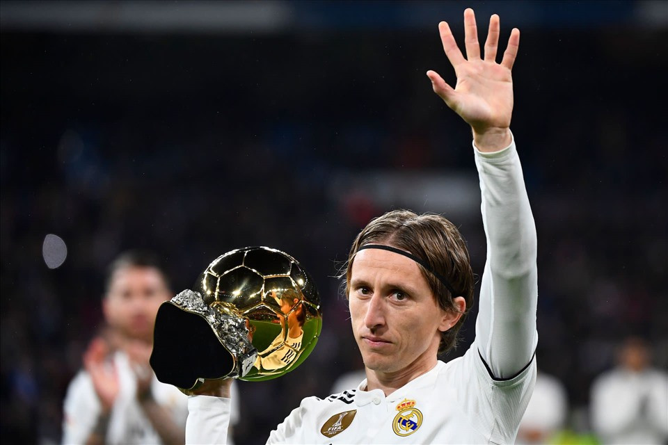 Vinh quang năm 2018 thuộc về Modric. Ảnh: AFP