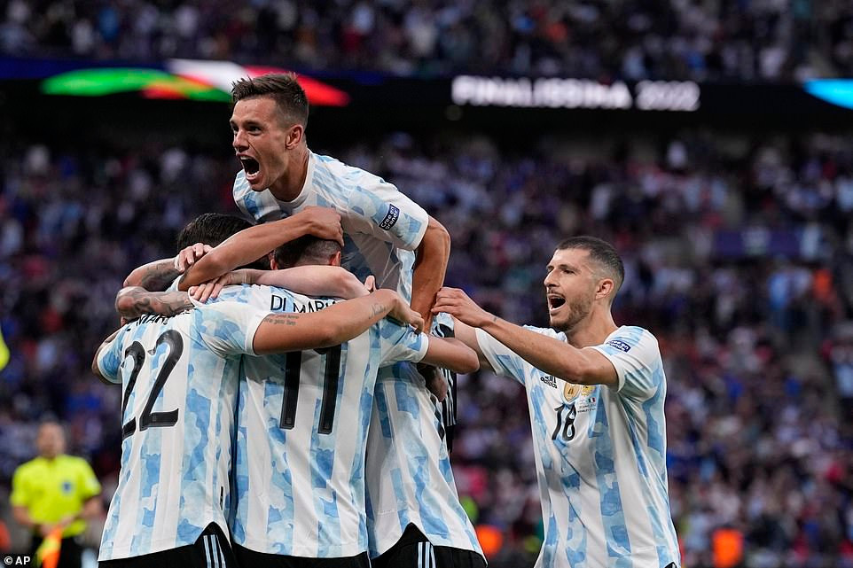 Messi tỏa sáng, Argentina thắng đậm Italy và giành Siêu Cúp Liên lục địa - 11