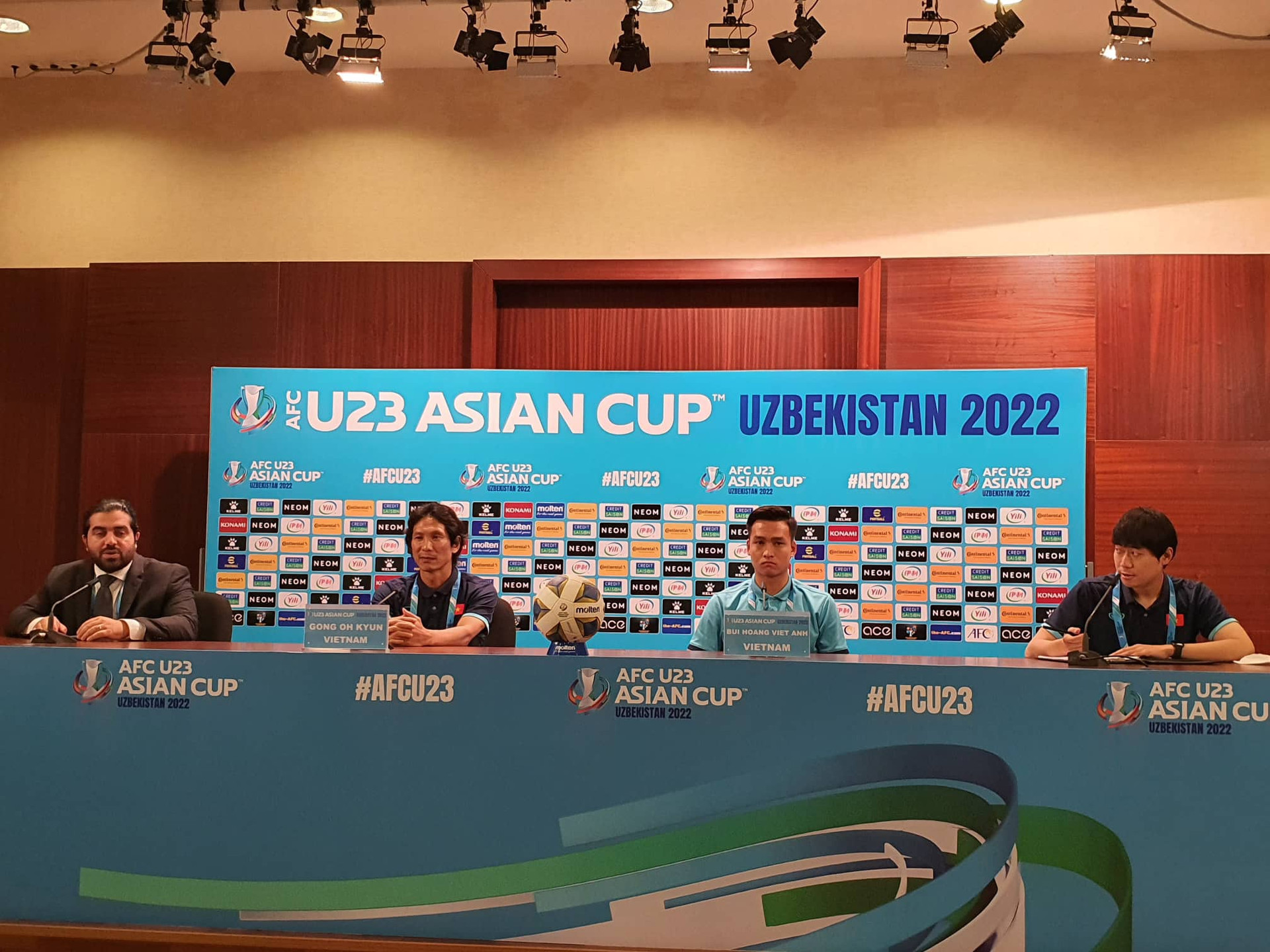 HLV Gong Oh Kyun: Chúng tôi không e ngại U23 Saudi Arabia - 1