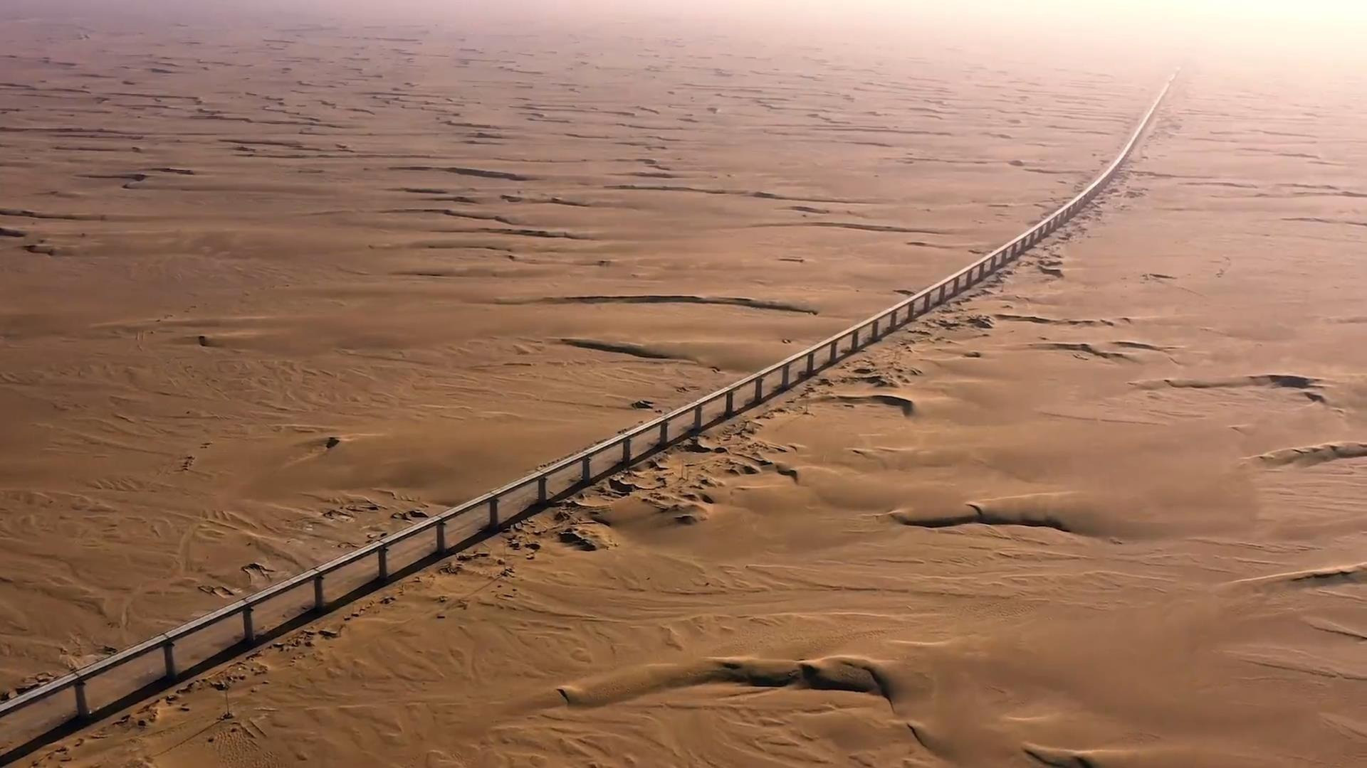 Trung Quốc vận hành tuyến đường sắt bao quanh sa mạc đầu tiên trên thế giới - 2