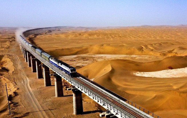 Trung Quốc vận hành tuyến đường sắt bao quanh sa mạc đầu tiên trên thế giới - 1