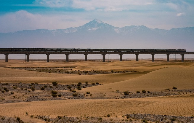 Trung Quốc vận hành tuyến đường sắt bao quanh sa mạc đầu tiên trên thế giới - 3