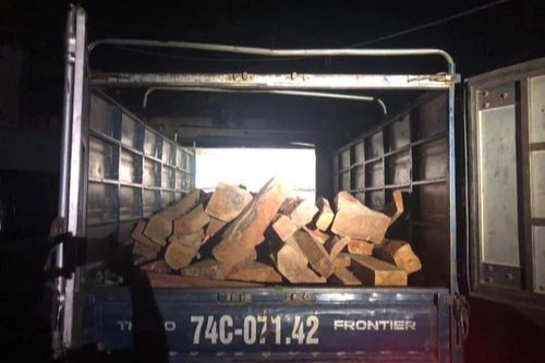 Điều tra vụ vận chuyển 2 tấn gỗ quý không rõ nguồn gốc - 1