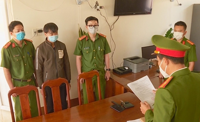 Đối tượng gây ra vụ hiếp dâm ở huyện Ea H’leo (giữa) bị khởi tố, bắt tạm giam