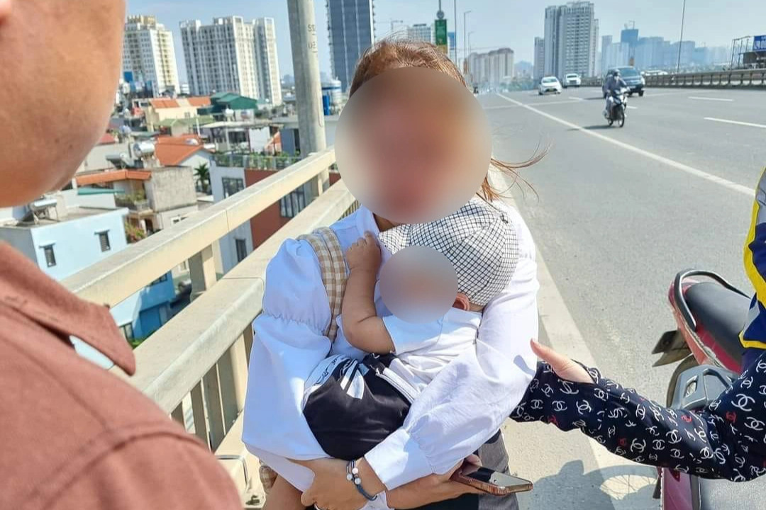 Người mẹ ôm con khóc trên cầu Nhật Tân và hành động ấm lòng của tài xế - 1