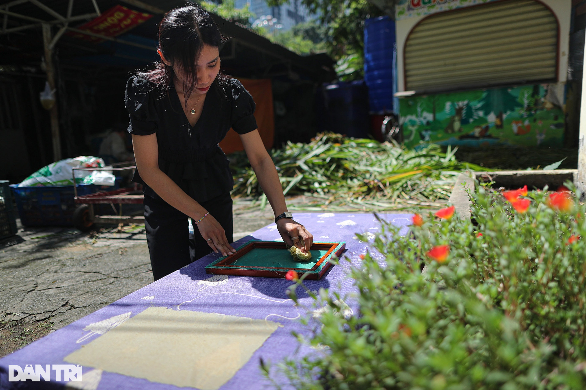 Độc đáo quy trình dùng tay làm giấy từ phân voi ở Thảo Cầm Viên - 11