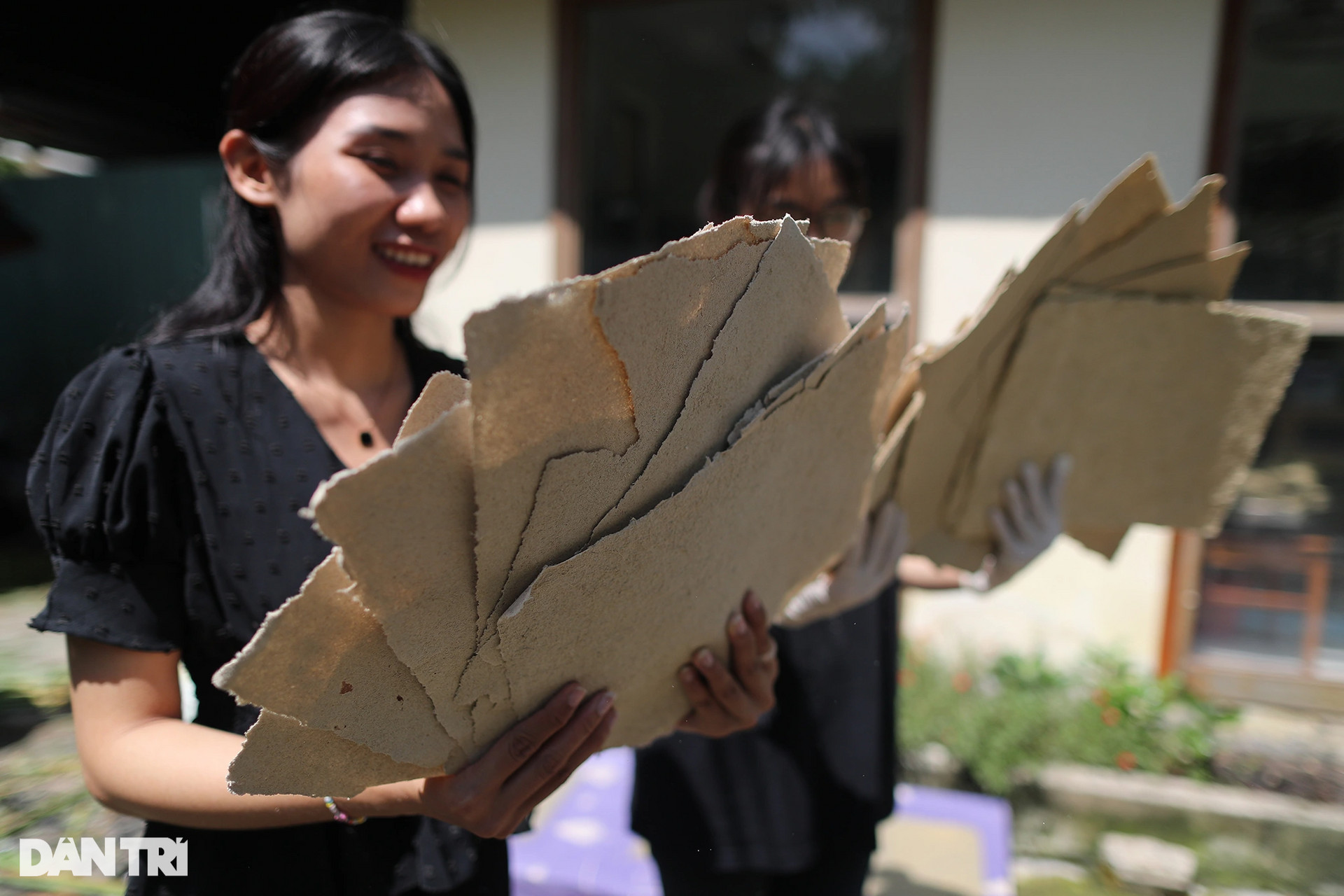 Độc đáo quy trình dùng tay làm giấy từ phân voi ở Thảo Cầm Viên - 13