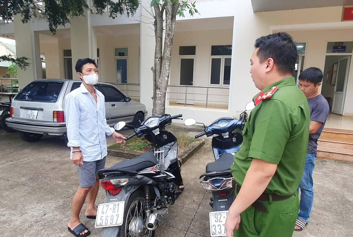 Đối tượng Nguyễn Thanh Long (áo trắng) cùng hiện vật bị lực lượng Công an bắt giữ