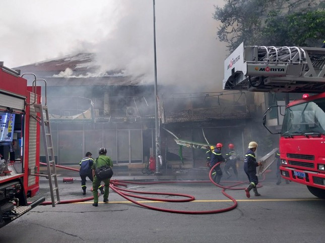 Sau tiếng nổ lớn, cửa hàng tranh giữa trung tâm thành phố bị lửa thiêu rụi ảnh 2