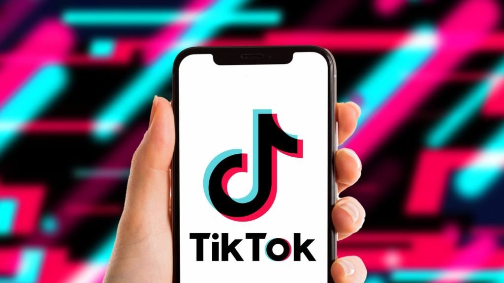 Bạn yêu thích TikTok và muốn trải nghiệm thêm bộ sưu tập video độc đáo từ Đồng hợp tác TikTok FPT Play? Với FPT Play, bạn sẽ có cơ hội tuyệt vời để khám phá và tận hưởng những khoảnh khắc đầy thú vị trên TikTok. Đừng bỏ lỡ cơ hội này và nhanh tay truy cập vào FPT Play để tận hưởng nhé!