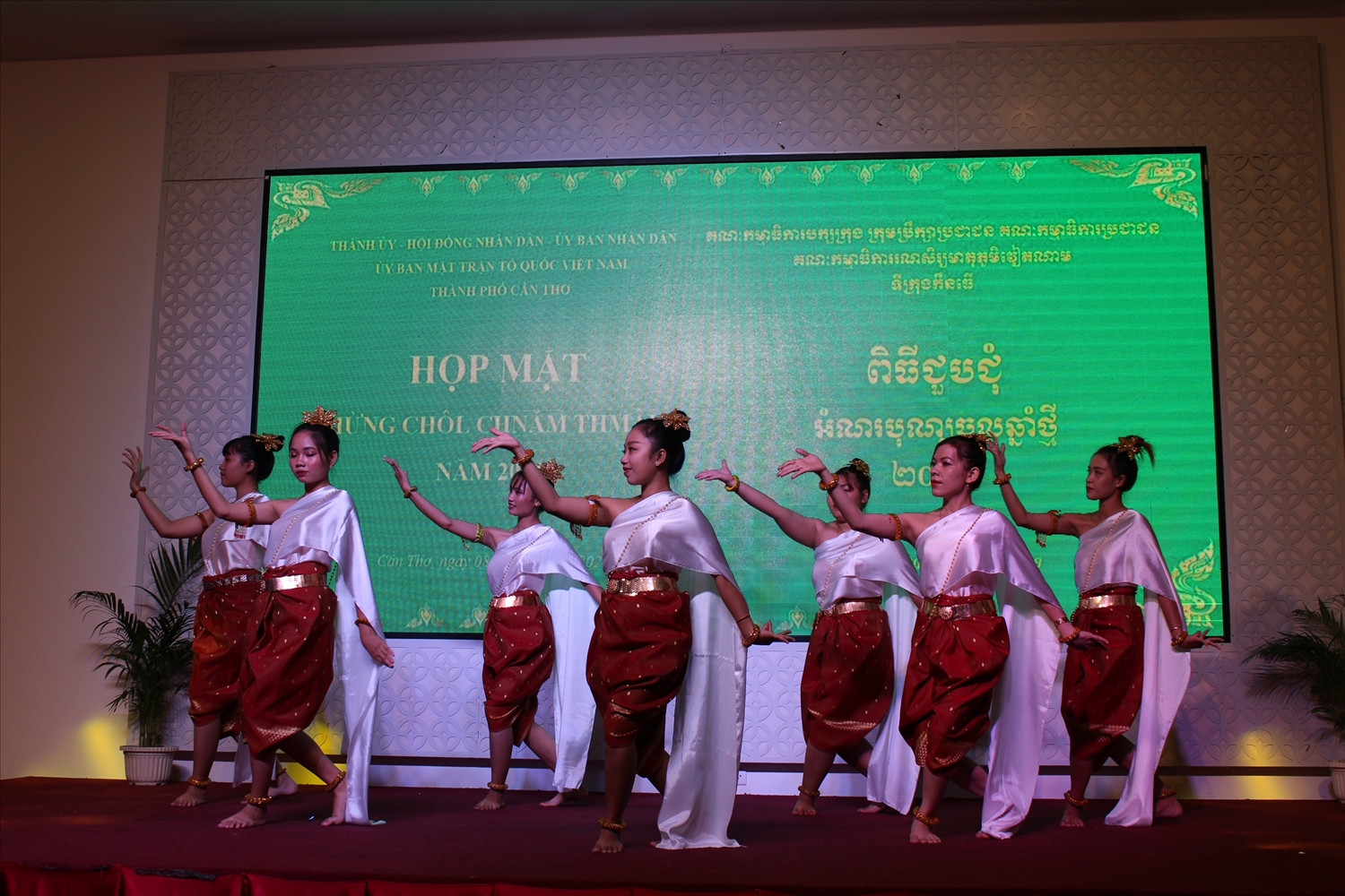 Đội văn nghệ quần chúng múa Khmer huyện Thới Lai biểu diễn phục vụ các dịp lễ, tết