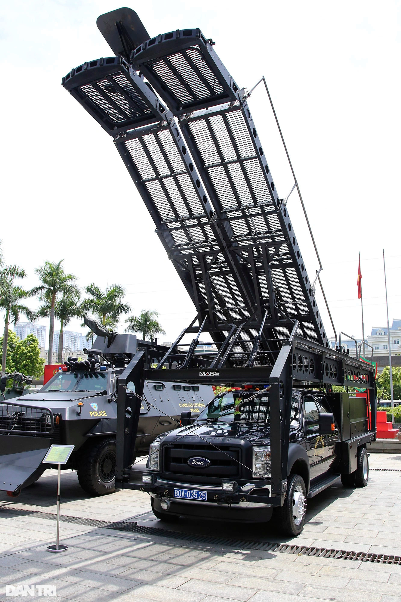 Cận cảnh dàn vũ khí khủng của Cảnh sát Việt Nam đang trưng bày tại Hà Nội - 15