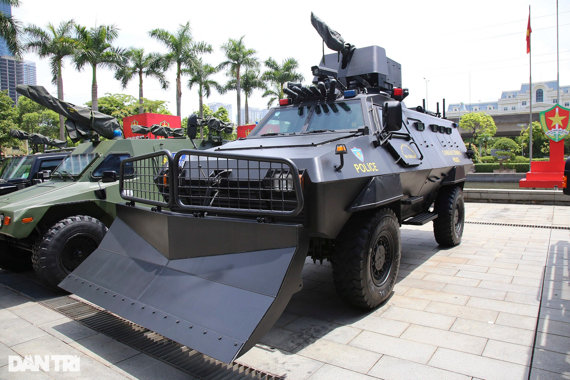 Cận cảnh dàn vũ khí khủng của Cảnh sát Việt Nam đang trưng bày tại Hà Nội - 16