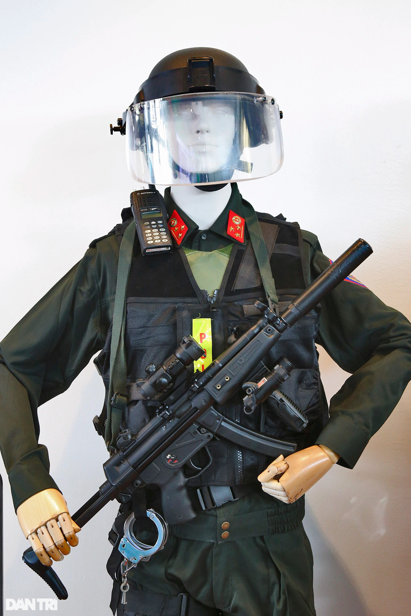 Cận cảnh dàn vũ khí khủng của Cảnh sát Việt Nam đang trưng bày tại Hà Nội - 3
