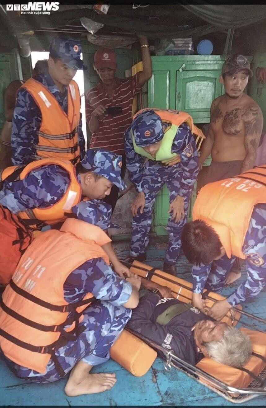 Thêm 5 ngư dân Bình Thuận  được cứu sau 12 ngày mất tích - 1