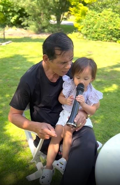 Bất ngờ ái nữ Hồ Ngọc Hà chưa đầy 2 tuổi đã cầm mic hát hay-3