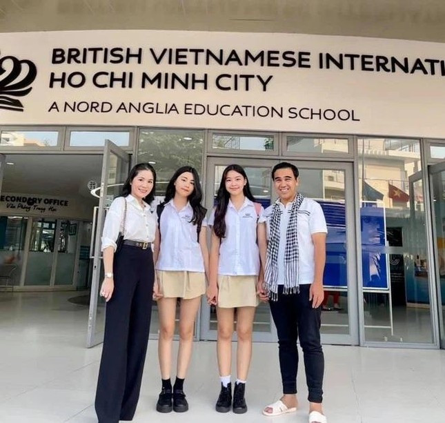 Hai con gái MC Quyền Linh được gọi là 'nữ thần đồng phục' khi bắt đầu năm học mới ảnh 5