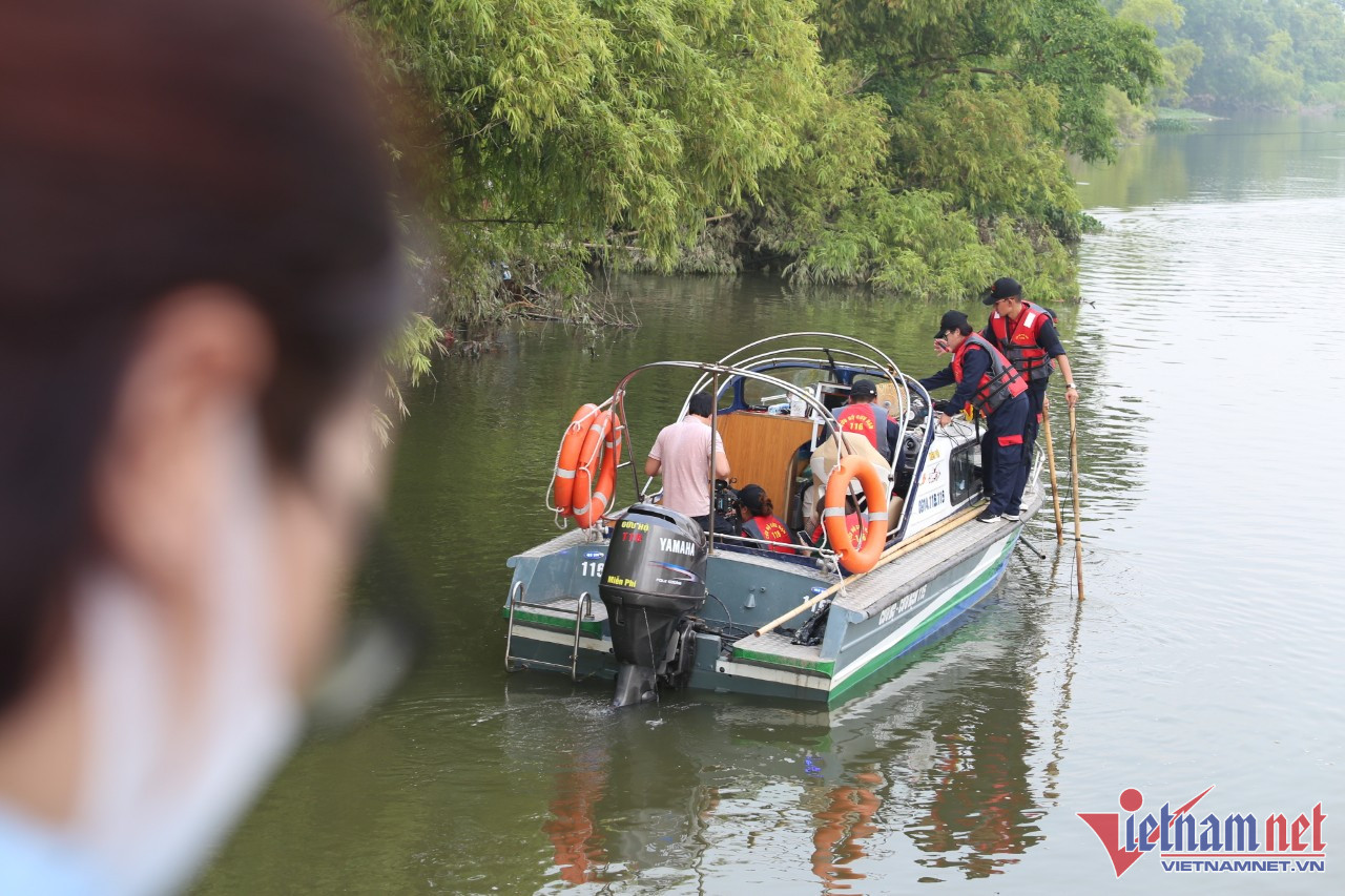 Người dân theo dõi lực lượng cứu hộ tìm kiếm quanh khu vực cầu Cù Sơn trong sáng nay.