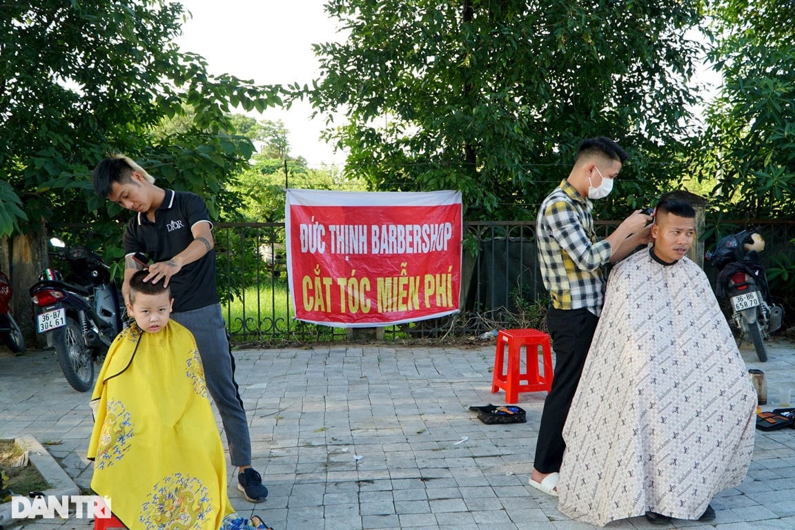 Gần 10 năm mở salon tóc miễn phí cho người nghèo trên vỉa hè - 3