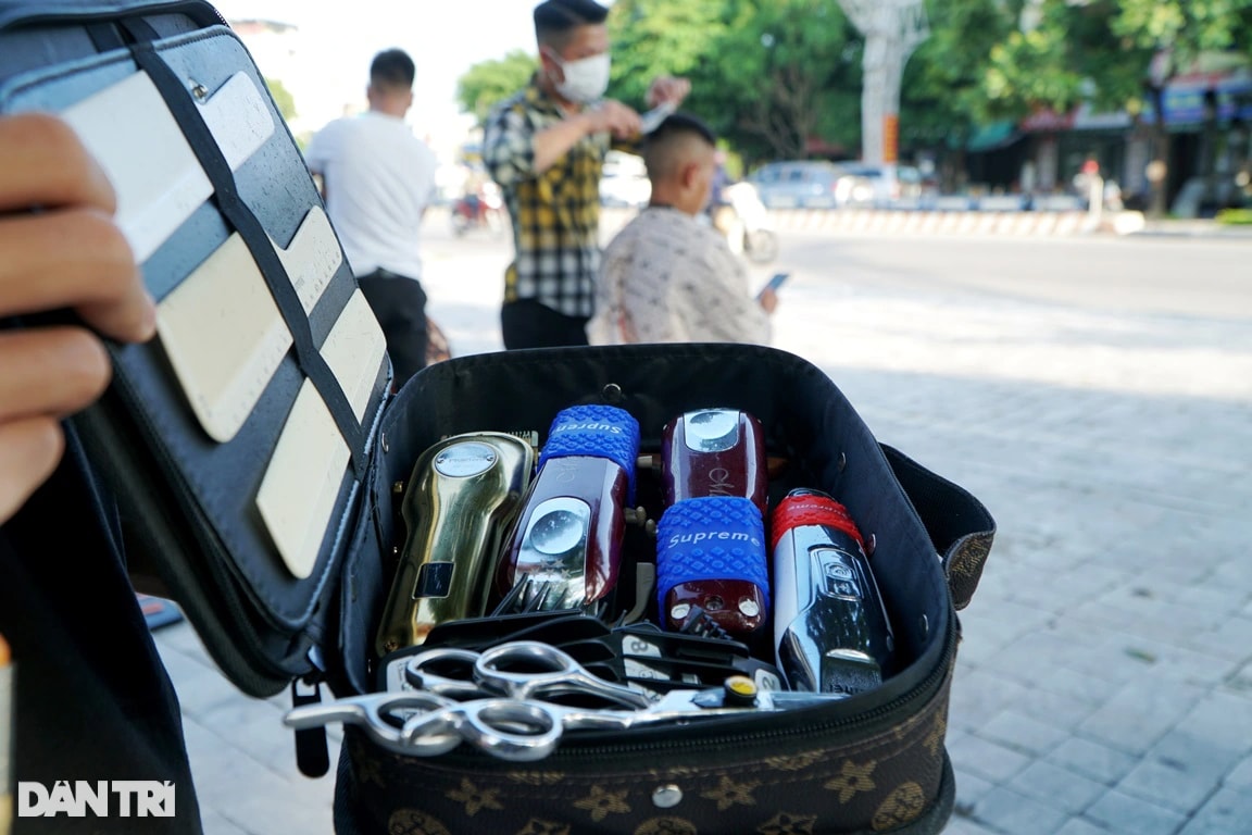 Gần 10 năm mở salon tóc miễn phí cho người nghèo trên vỉa hè - 8