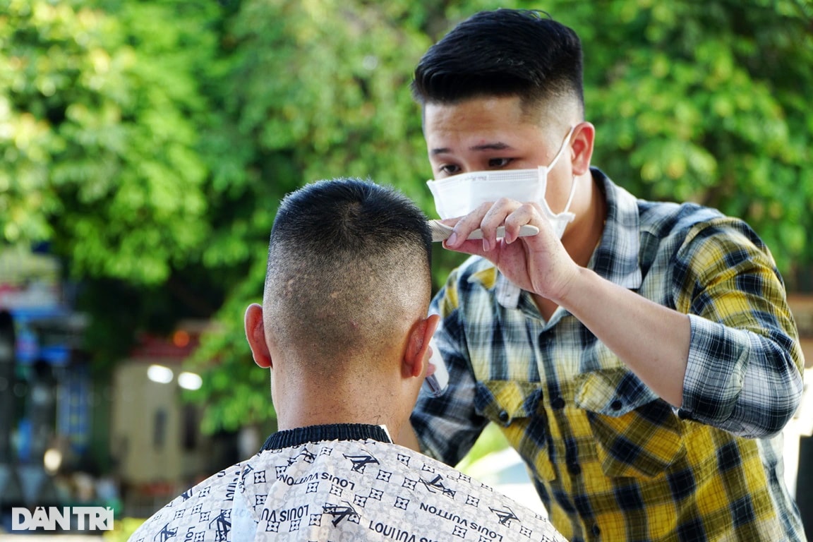 Gần 10 năm mở salon tóc miễn phí cho người nghèo trên vỉa hè - 6