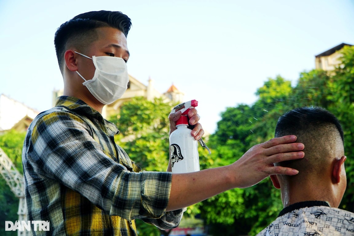 Gần 10 năm mở salon tóc miễn phí cho người nghèo trên vỉa hè - 11