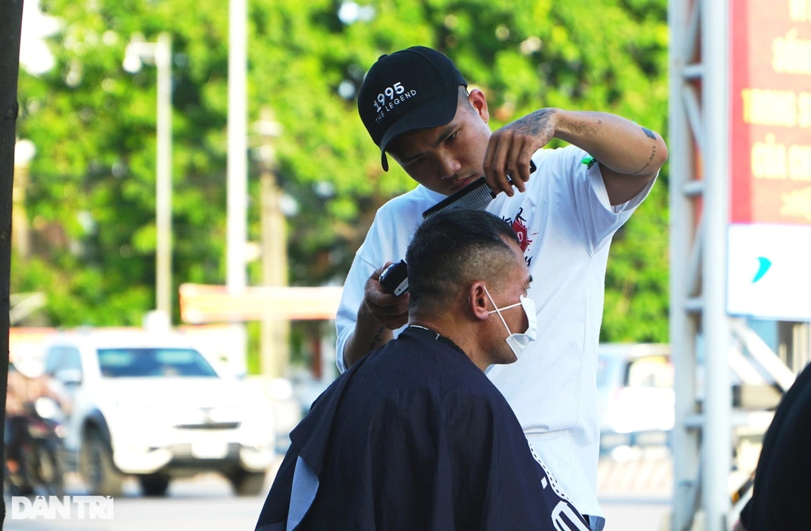 Gần 10 năm mở salon tóc miễn phí cho người nghèo trên vỉa hè - 10