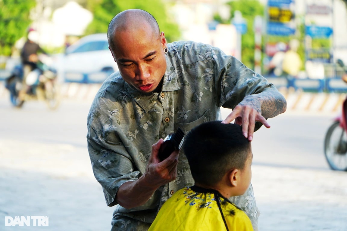 Gần 10 năm mở salon tóc miễn phí cho người nghèo trên vỉa hè - 2