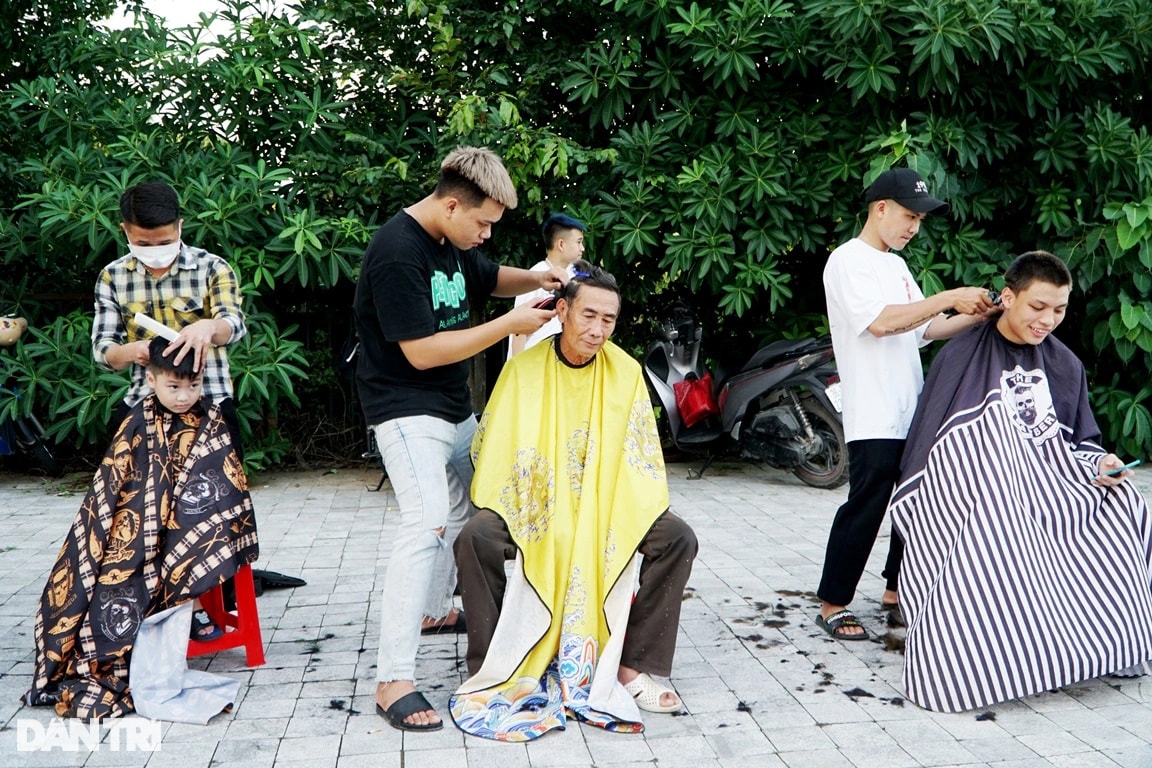 Gần 10 năm mở salon tóc miễn phí cho người nghèo trên vỉa hè - 5