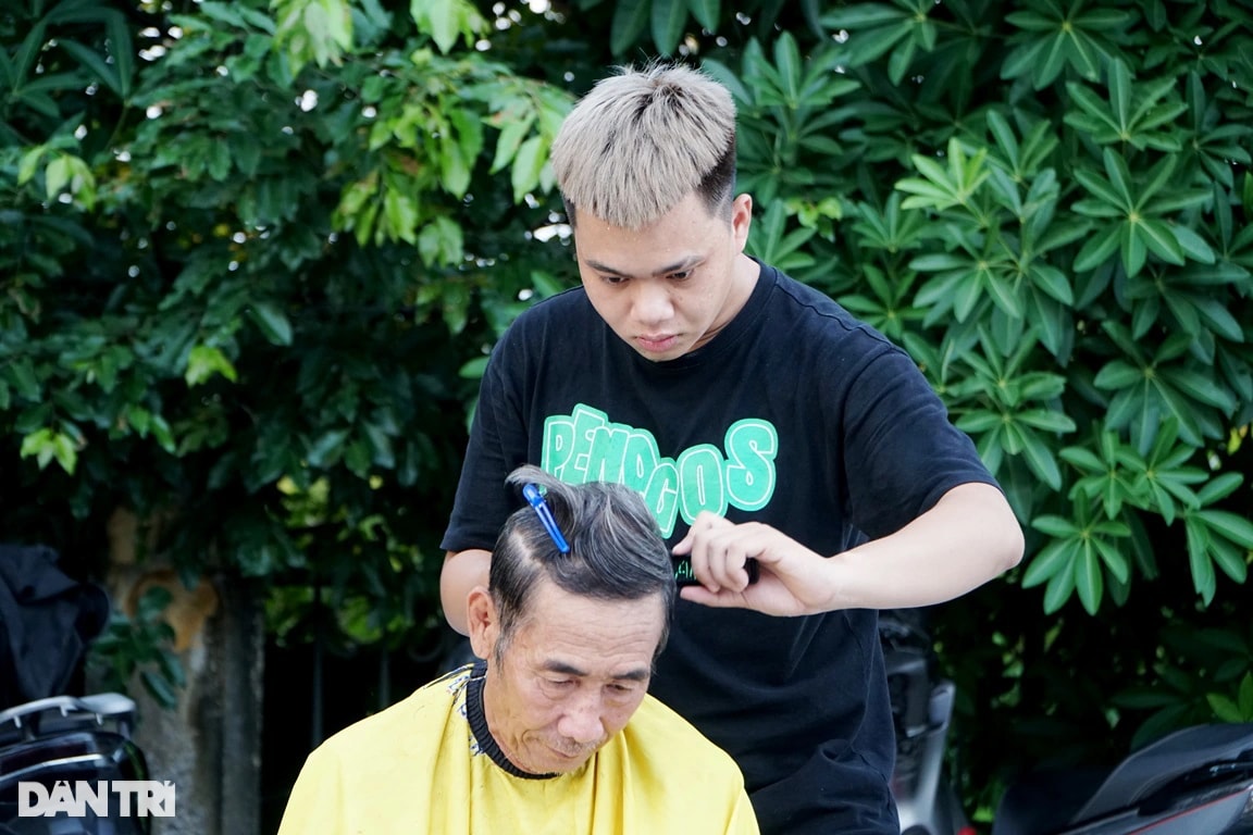 Gần 10 năm mở salon tóc miễn phí cho người nghèo trên vỉa hè - 4