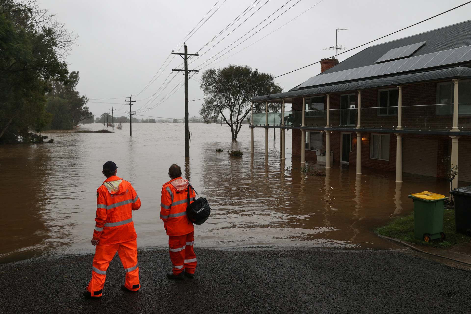 Thảm họa lũ lụt ở Úc: Xe hơi đậu trên nóc nhà, 50.000 dân sơ tán - Ảnh 3.
